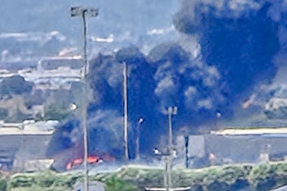 Der dichte Rauch und die aggressiven Flammen lösten am Flughafen von Mallorca den Brandschutzplan aus. Trotzdem konnten Flugzeuge weiterhin landen und abheben.