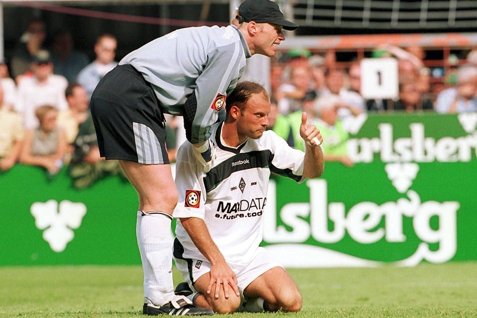 Dank Arie van Lent (heute 55, u.) feierte die Borussia aus Mönchengladbach im Juli 2001 einen Heimsieg gegen Bayern. (Archivfoto)