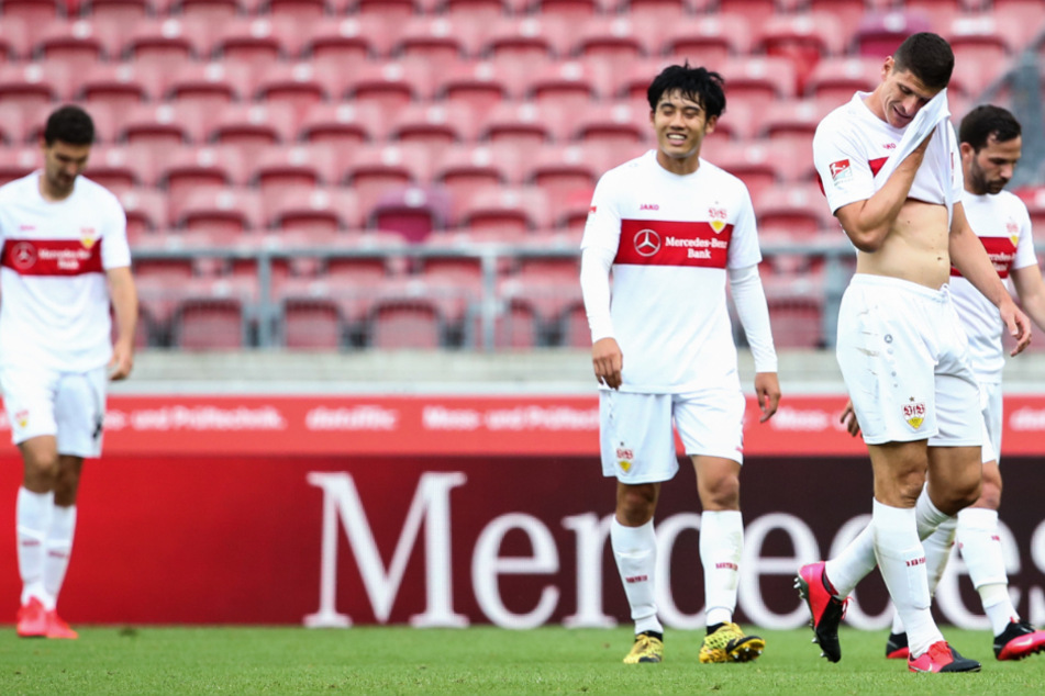 Stuttgarts (r-l) Gonzalo Castro (33), Mario Gomez (34) und Wataru Endo (27) gehen über das Spielfeld nach dem 0:0 gegen Osnabrück.