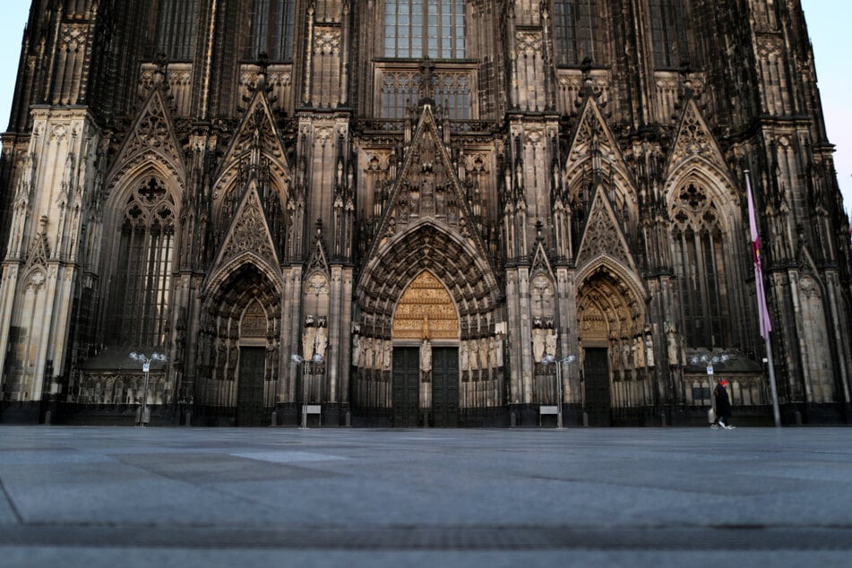 Im Bereich des Kölner Doms ist es am Sonntagabend zu einer blutigen Auseinandersetzungen zwischen mehreren jungen Männern gekommen.