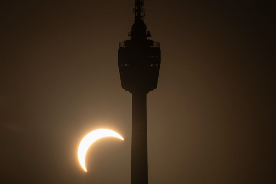 Die partielle Sonnenfinsternis unterhalb des Fernsehturms in Stuttgart.