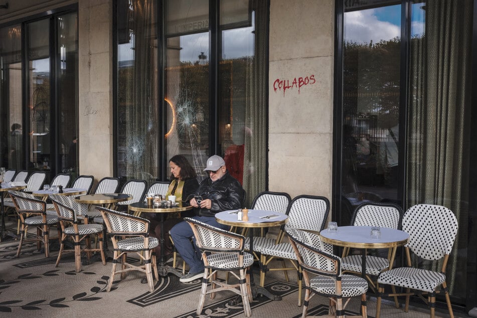 Ein Kaffee in Paris ... Ob das Getränk auch bei solchen Bedingungen schmeckt?
