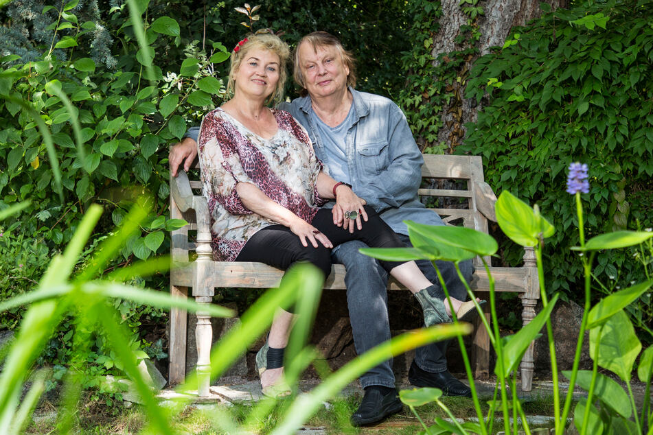 Die "Herkuleskeulen" Birgit (59) und Wolfgang Schaller (81) finden in ihrer Gartenidylle am Pillnitzer Hang Ruhe und Gelassenheit.