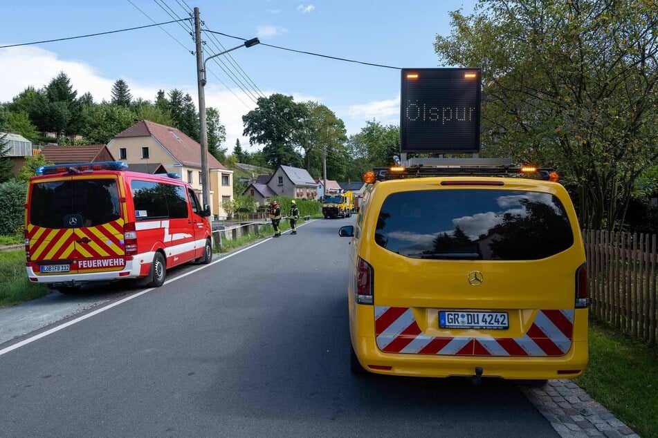 Bei der Bergung eines verunfallten VWs in Berthelsdorf ist massiv Öl auf die Straße und in den Bach gelaufen. Der Wagen einer Spezialfirma warnte davor.