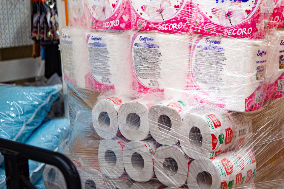 Täter zündeten in einem Münchner Supermarkt-Lager Toilettenpapier an. (Symbolbild)