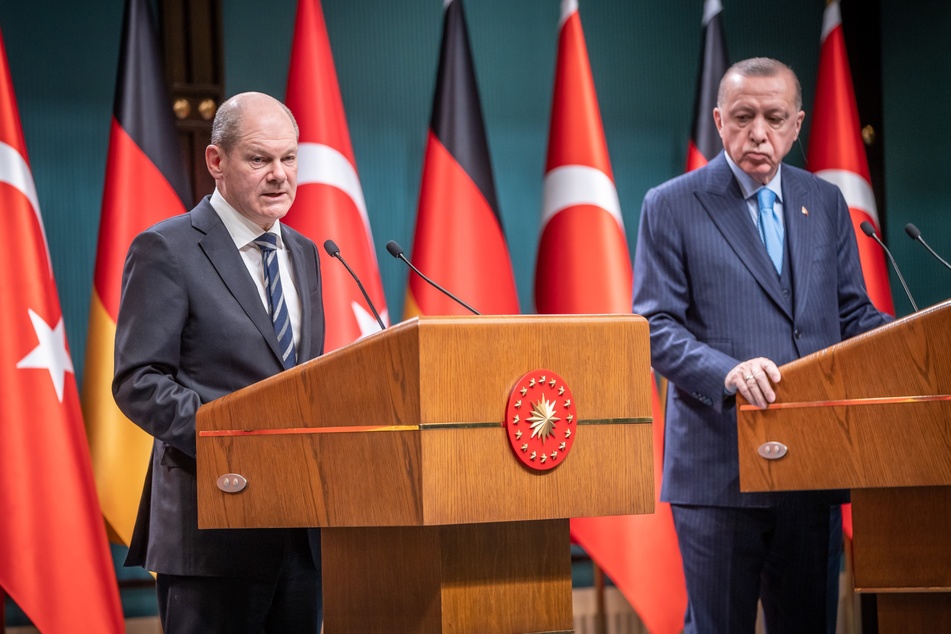 Bundeskanzler Olaf Scholz (63, SPD, l.) befindet sich derzeit bei seinem Antrittsbesuch in der Türkei.