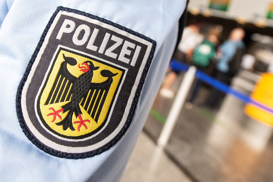 Weil eine Frau bei der Luftsicherheitskontrolle im Flughafen Frankfurt behauptete, sie habe Sprengstoff bei sich, rückte die Bundespolizei an. (Symbolbild)
