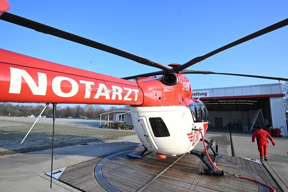 Die Frau wurde per Rettungshelikopter in ein Krankenhaus gebracht. (Symbolfoto)