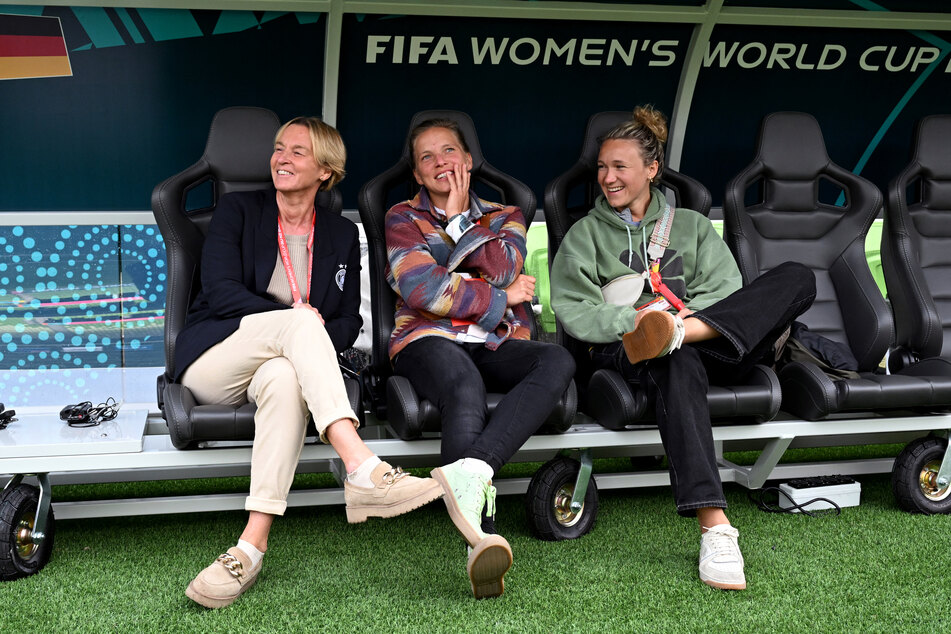 Bei der diesjährigen Frauen-WM war Tabea Kemme (31, M., hier unter anderem mit Bundestrainerin Martina Voss-Tecklenburg (55, l.)) als TV-Expertin dabei.
