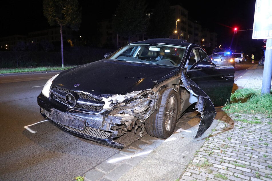 Der Verursacher flüchtete zu Fuß und ließ seinen Mercedes CLS zurück.