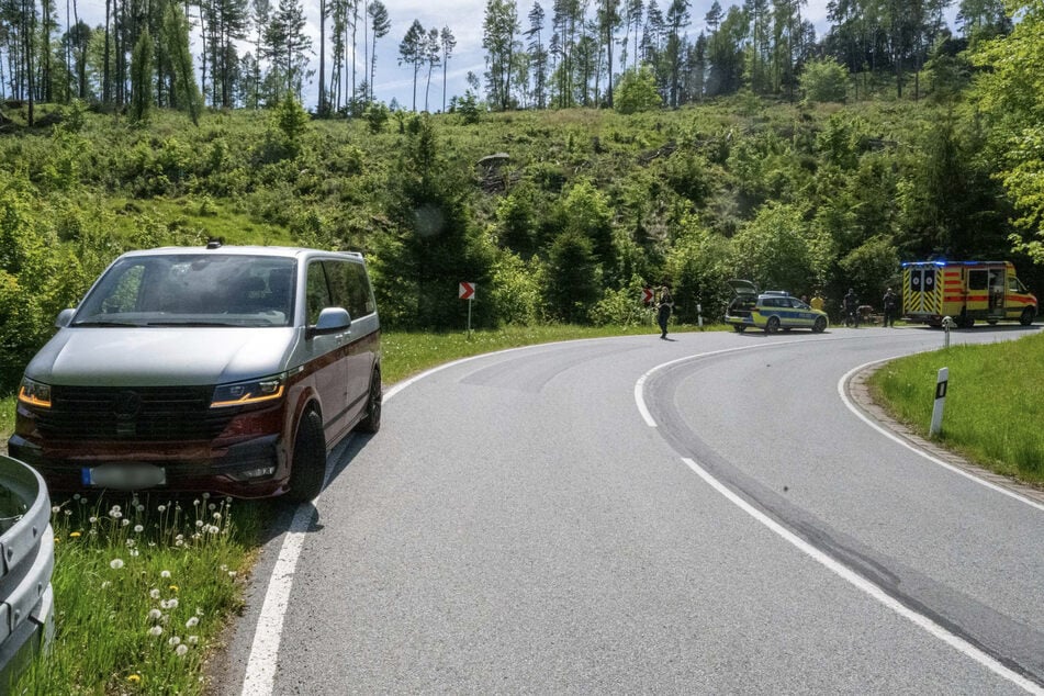 Der VW Bus wurde in den Unfall mit dem Motorrad verwickelt.