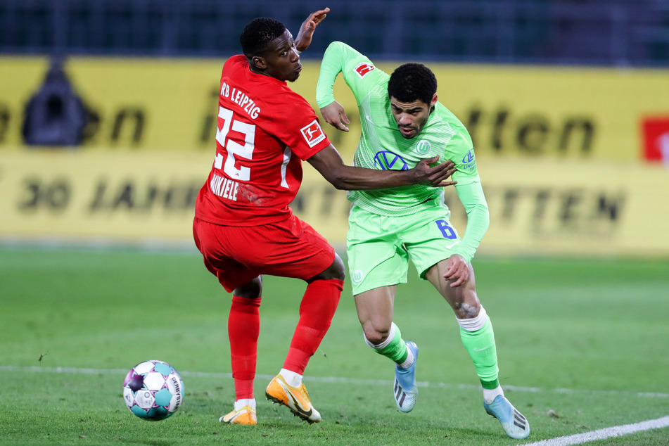 Leipzigs Nordi Mukiele (23, l.) und Wolfsburgs Paulo Otavio (26) im Kampf um den Ball.