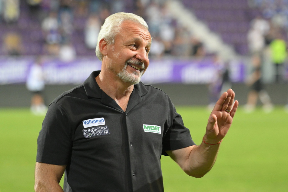 Trainer Pavel Dotchev (58) freute sich sichtlich über den Sieg und lobte seine Veilchen.