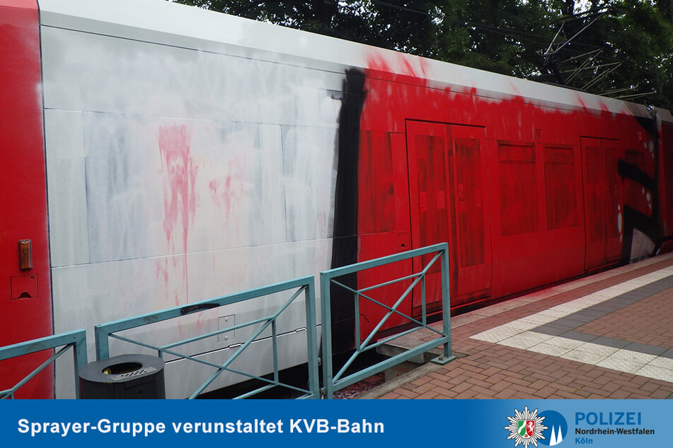 Die Straßenbahn ist auf über 20 Metern mit weißer und roter Farbe bedeckt.