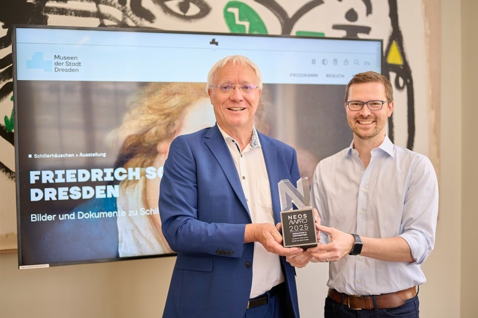 Gisbert Porstmann (l.) und Tobias Gruber mit der Trophäe.