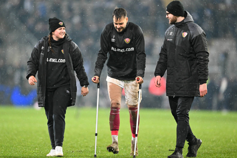 Beim letzten Spiel des Jahres 2023 zog sich Stefan Drljaca (M.) eine schwere Muskelverletzung im Oberschenkel zu. Er verließ auf Krücken das Stadion.