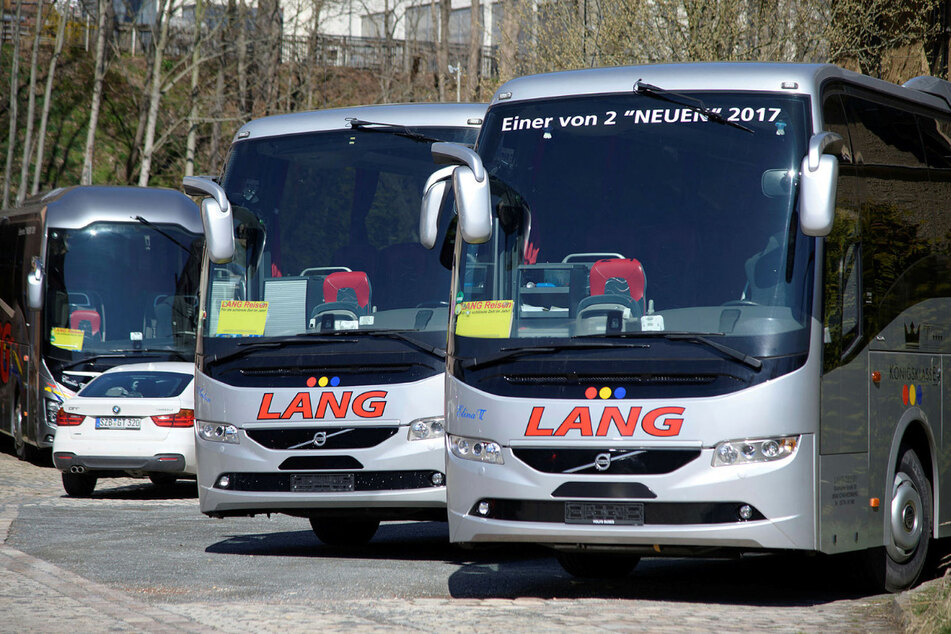 Durch Corona ist der Tourismus tot: Die Busse von Lang Reisen stehen auf dem Hof in Schwarzenberg.