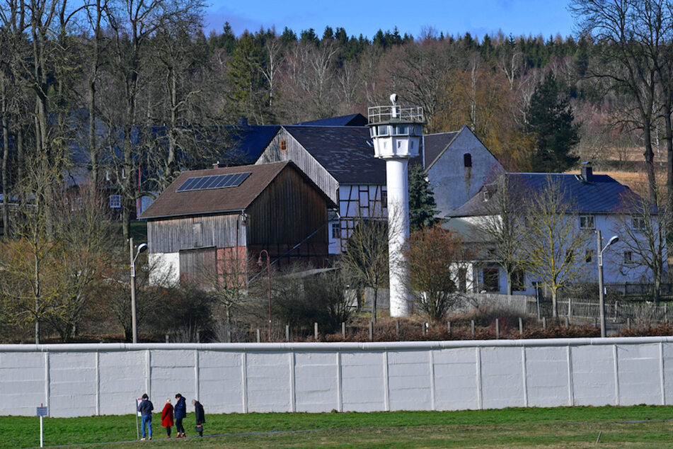 Mauer durch Mödlareuth: Auf 100 Metern ist das über drei Meter hohe Bauwerk als Teil des Deutsch-Deutschen Museums im Ort stehengeblieben.