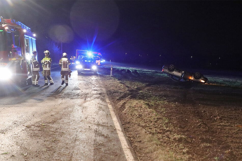 Unfallort - Radeburger Straße. Ein Kombi landet mitten in der Nacht auf dem Dach.