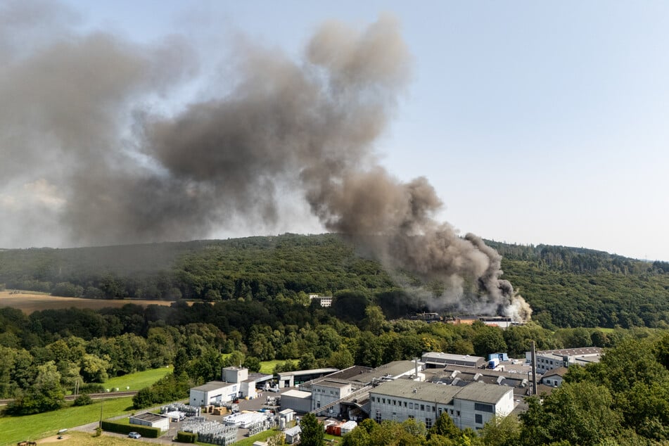 Im südwesthessischen Niedernhausen steht ein Reifenlager lichterloh in Flammen. Die Rauchsäule ist weithin sichtbar.