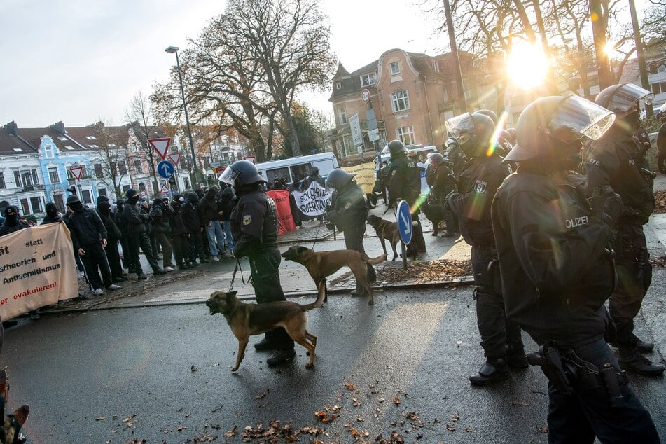 Bei einer Demonstration setzt die Bremer Polizei Hunde ein. Seit Stachelhalsbänder verboten sind, nutzen die Beamten ihre Diensthunde nicht mehr, um Menschengruppen zurückzudrängen. (Archivbild)