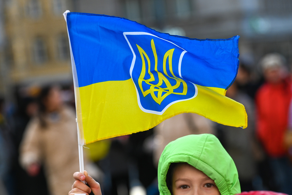 Um Solidarität mit der Ukraine zu zeigen hat die ukrainische Gemeinde in Halle (Saale) im Rahmen einer internationalen Aktion am Samstag zu einer Demonstration in der Stadt eingeladen. Am 24. Februar jährte sich zum zweiten Mal der Beginn des russischen Angriffskrieges auf die Ukraine.