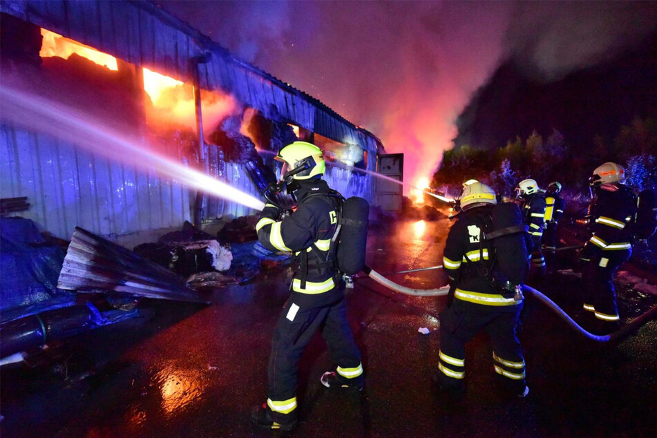 Brandbekämpfer brachten die Flammen in den frühen Morgenstunden unter Kontrolle.