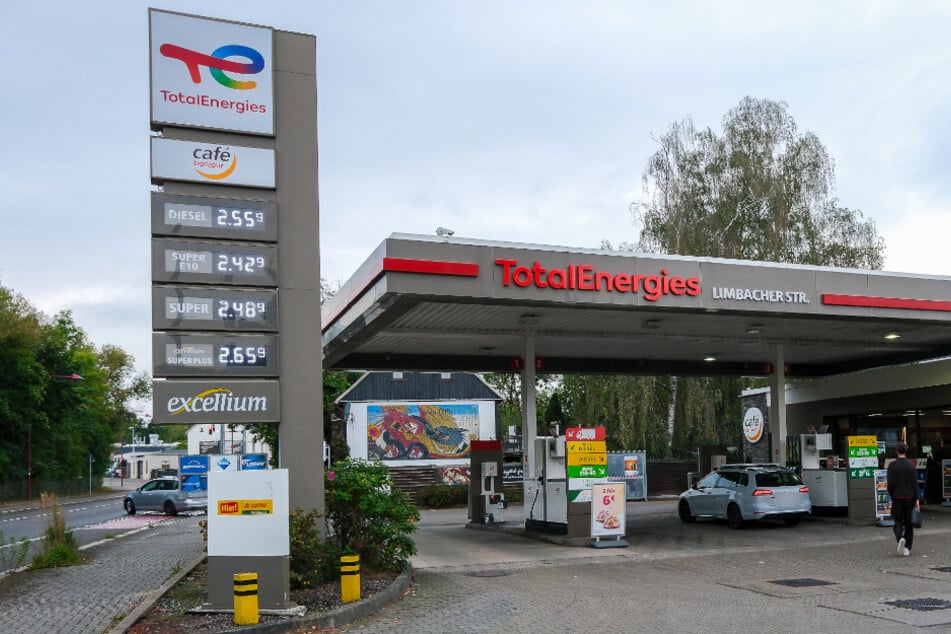 Eine Tankstelle am Mittwoch in Chemnitz: Die Benzin- und Dieselpreise setzen Autofahrer und Wirtschaft unter Druck.