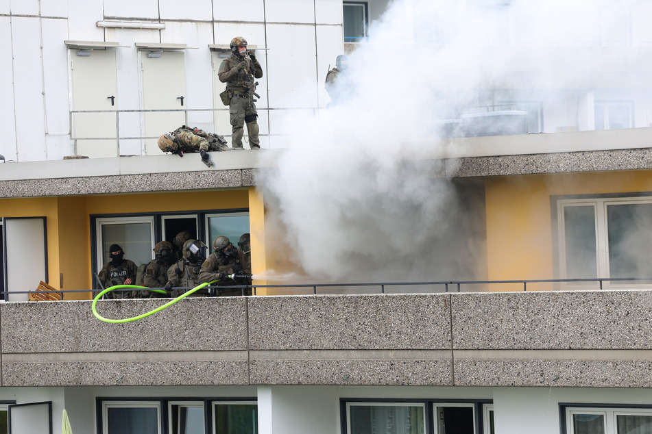 Zahlreiche Spezialeinsatzkräfte rückten über das Dach und den Balkon an.