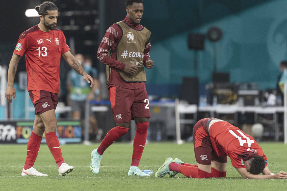 Tapfer gekämpft und dennoch unglücklich ausgeschieden: Die Schweizer Spieler trauern nach der Niederlage im Elfmeterschießen gegen Spanien.