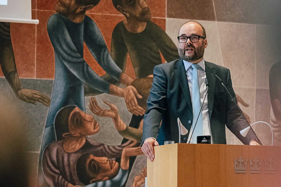 Investition in die Zukunft: In der Dreikönigskirche in Dresden verlieh Kultusminister Christian Piwarz (49, CDU) 39 Schulen den Titel "Digitale Schule Sachsen"