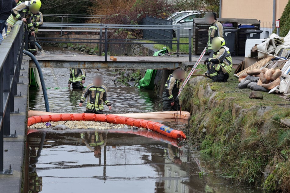 Nachdem die Ölsperre im Hegebach gerissen war, errichtete die Feuerwehr am Dienstagmorgen eine neue Barriere.