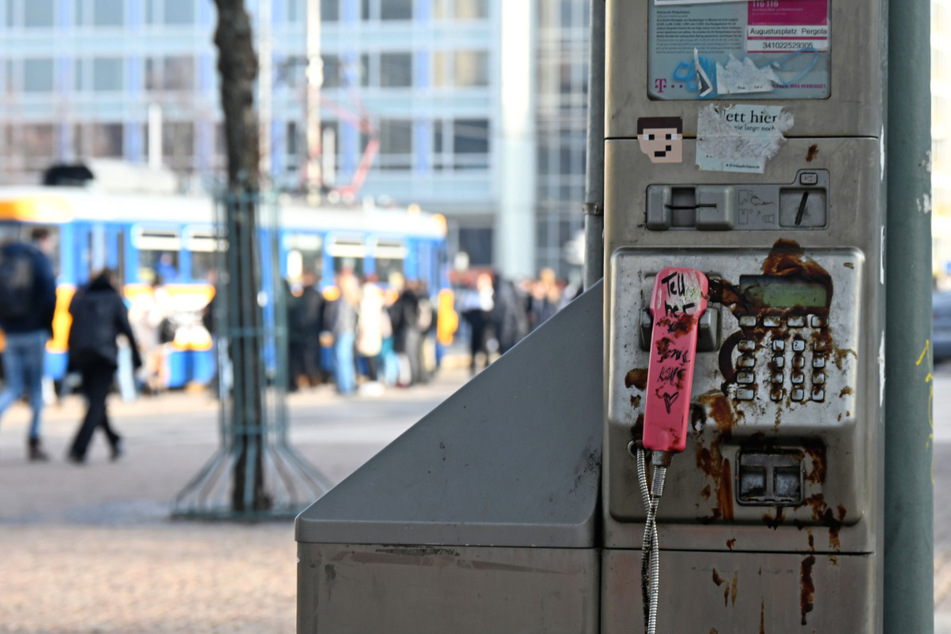 Zwar werden sie schon längst nicht mehr genutzt, trotzdem stehen noch immer öffentliche Telefone überall in Leipzig. Dieses besonders unappetitliche Exemplar wurde am Augustusplatz entdeckt.