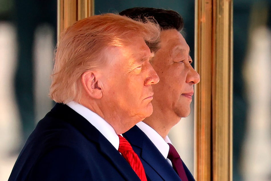 US-Präsident Donald Trump (80, l.) und der chinesische Präsident Xi Jinping (73) nehmen an einer Begrüßungszeremonie in der Großen Halle des Volkes teil. (Archivbild)