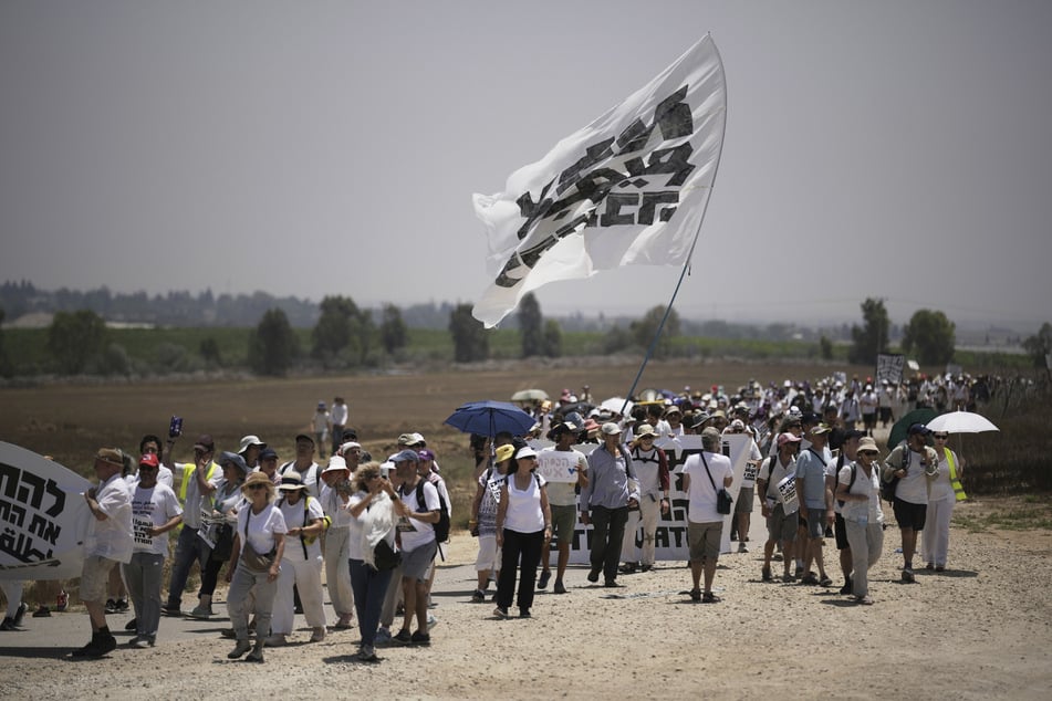 Friedensaktivisten marschieren in der Nähe der Grenze zwischen Israel und Gaza im Süden Israels, um ein Ende des Krieges und der Aushungerung der Zivilbevölkerung sowie die Freilassung aller von der Hamas im Gazastreifen festgehaltenen Geiseln zu fordern. (Archivbild)