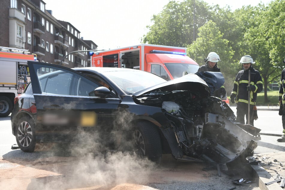 Schwerer Unfall in Hammerbrook: Auto kracht gegen Ampel