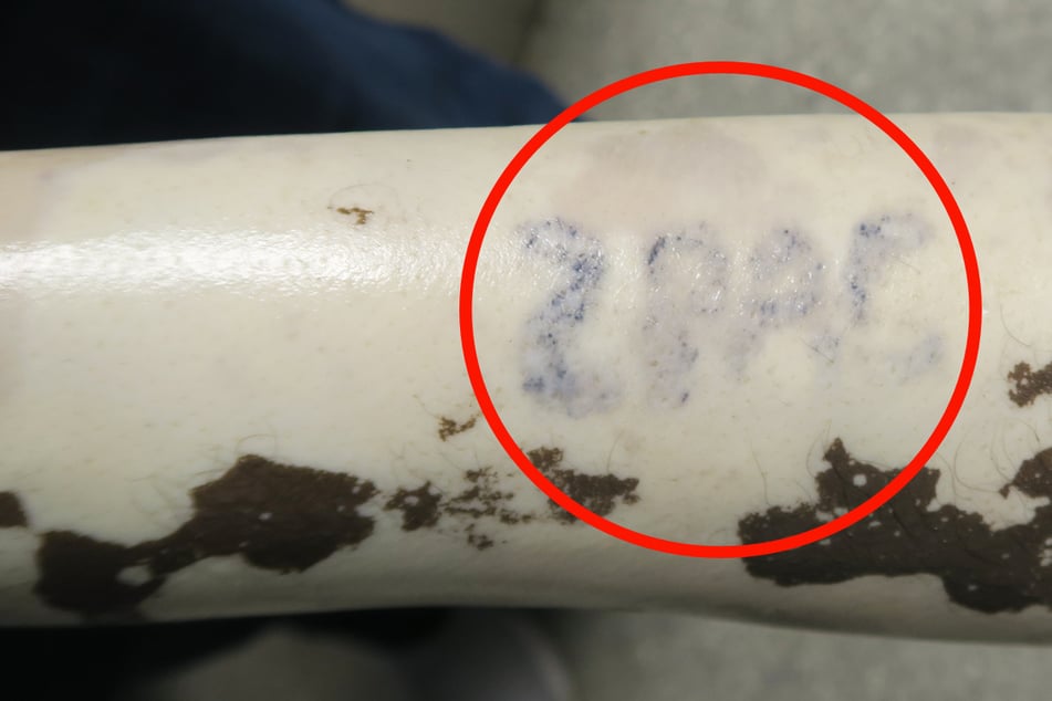 Wasserleiche im Main stellt Polizei vor Rätsel: Wer kennt dieses Tattoo?