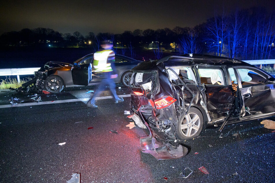 Die beiden am Unfall beteiligten Autos haben einiges an Schaden abbekommen.