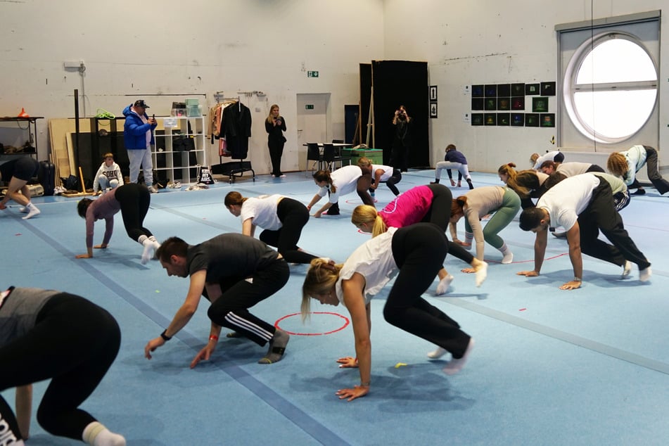 Die typische Gorilla-Bewegung beginnt mit der linken Hand, dann die rechte – während die Beine locker hinterherschwingen.