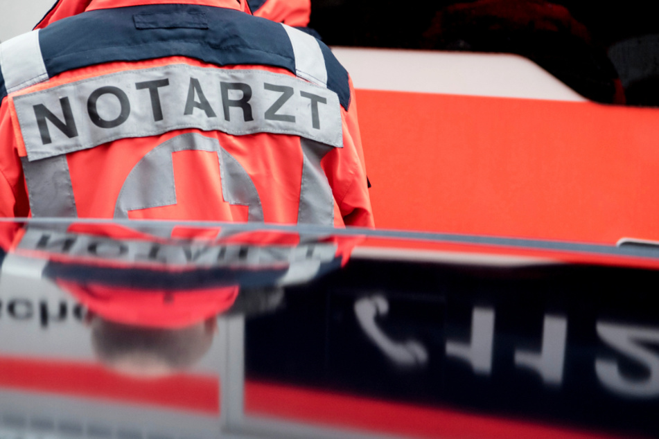 Rettungskräfte versorgten den Mann nach dem Unfall auf der Autobahn 4 vor Ort und brachten ihn im Anschluss in eine Klinik. (Symbolbild)