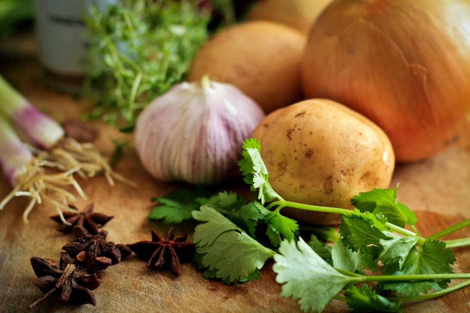 Eating raw parsley is said to reduce garlic odor in the mouth.