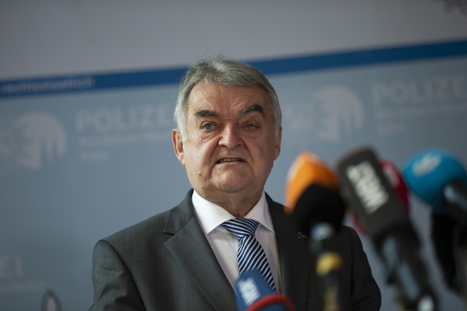 Innenminister Herbert Reul (69, CDU) hat die Kündigung eines Abteilungsleiters der Kölner Bezirksregierung erhalten.