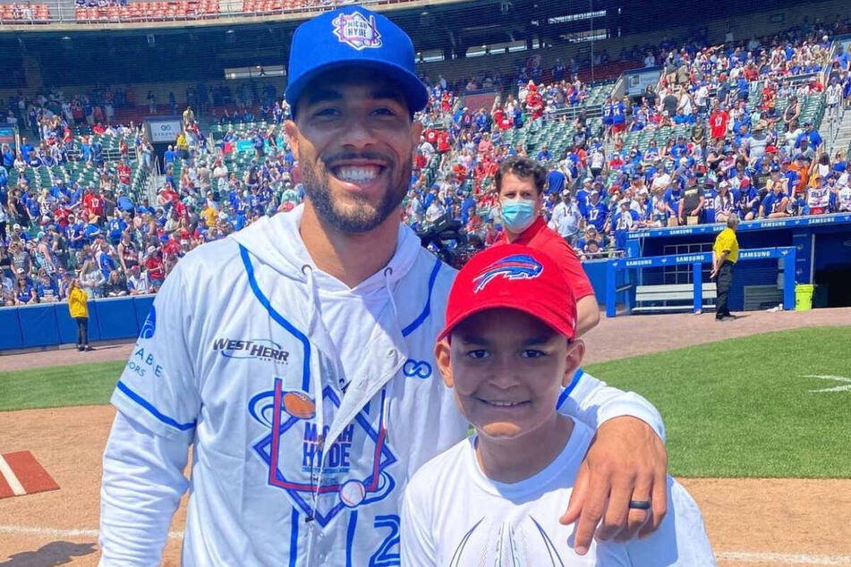 Micah Hyde posed with a fan at the I’MagINe For Youth Foundation charity game on Sunday in Buffalo, New York.