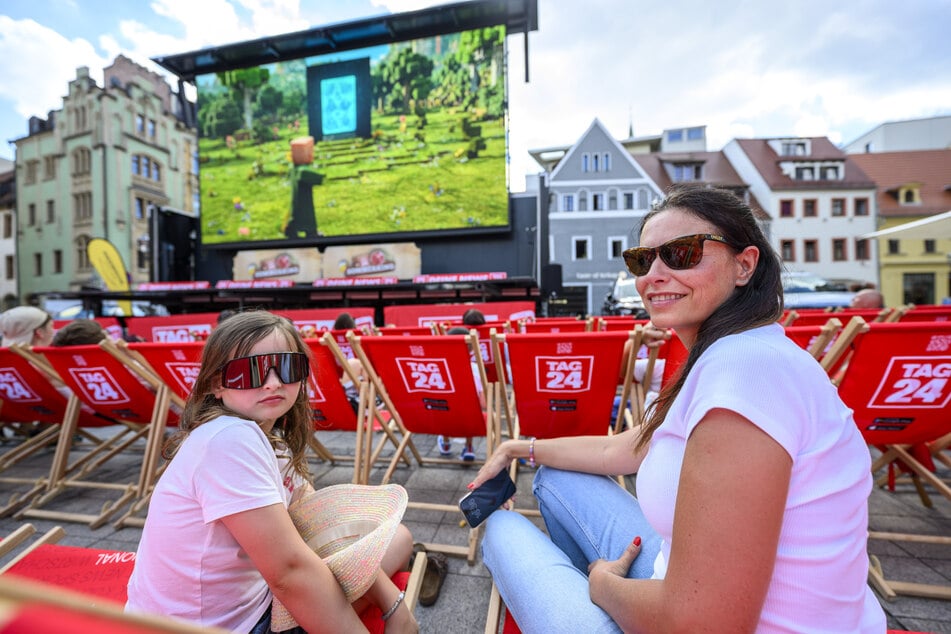 Kristin Müller und Tochter Maja (8) freuen sich über das TAG24-Sommerkino auf dem Hauptmarkt.