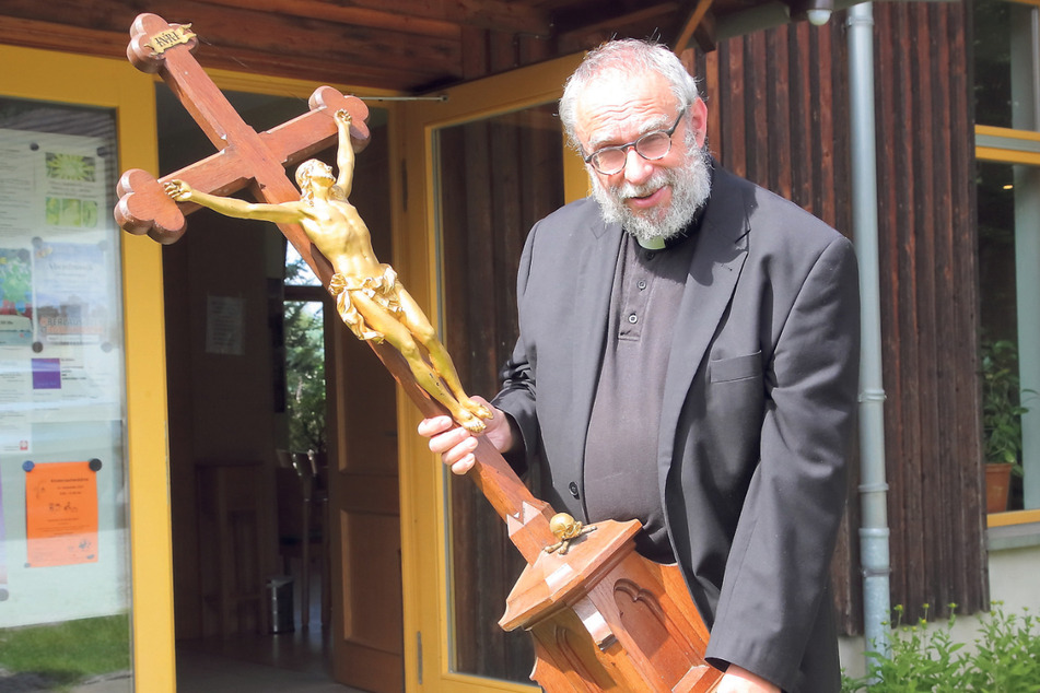 Pfarrer Stefan Schwarzenberg (59) mit einem geretteten Kruzifix.