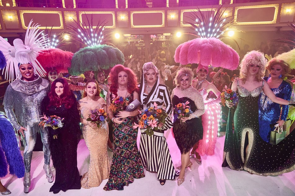 Holger Knievel (Mitte, im Streifen-Look) performte mit fünf Mitarbeitern im Travestie-Theater Carte Blanche.