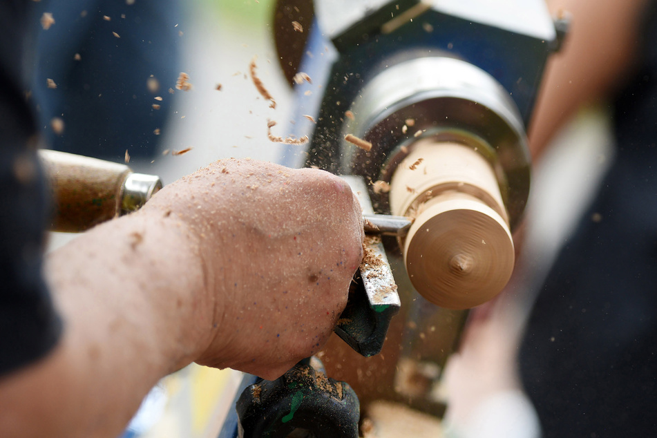 Ihr wolltet schon immer mal selbst etwas Handwerkliches herstellen? Beim Tag des traditionellen Handwerks ist das vielerorts möglich!