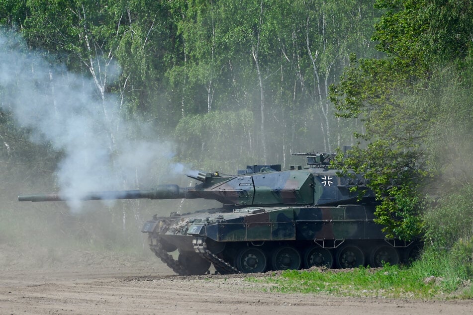 14 funkel-nigel-nagel-neue Leopard 2 Panzer wollen die Dänen und Niederländer der bedrängten Ukraine spendieren. Ein entsprechender Vertrag mit Panzer-Bauer Rheinmetall soll unter Dach und Fach sein.
