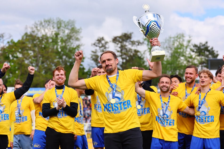 Toni Wachsmuth (39, M.) feierte mit Lok auch diese Saison den Meistertitel - nun soll aber endlich auch der Aufstieg folgen.