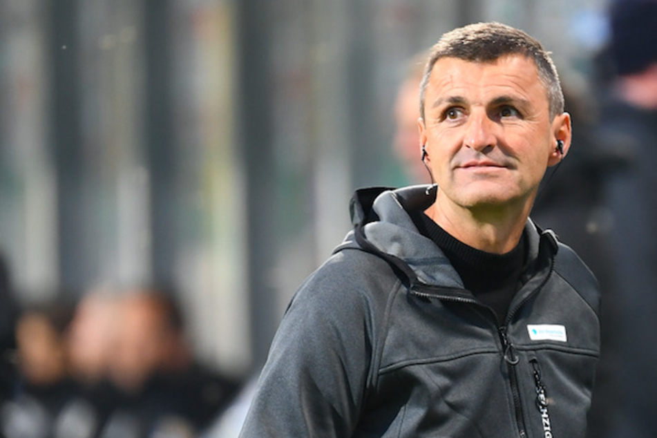 Trainer Michael Köllner (51) motiviert seine Mannschaft im Spiel gegen Magdeburg alles zu geben.